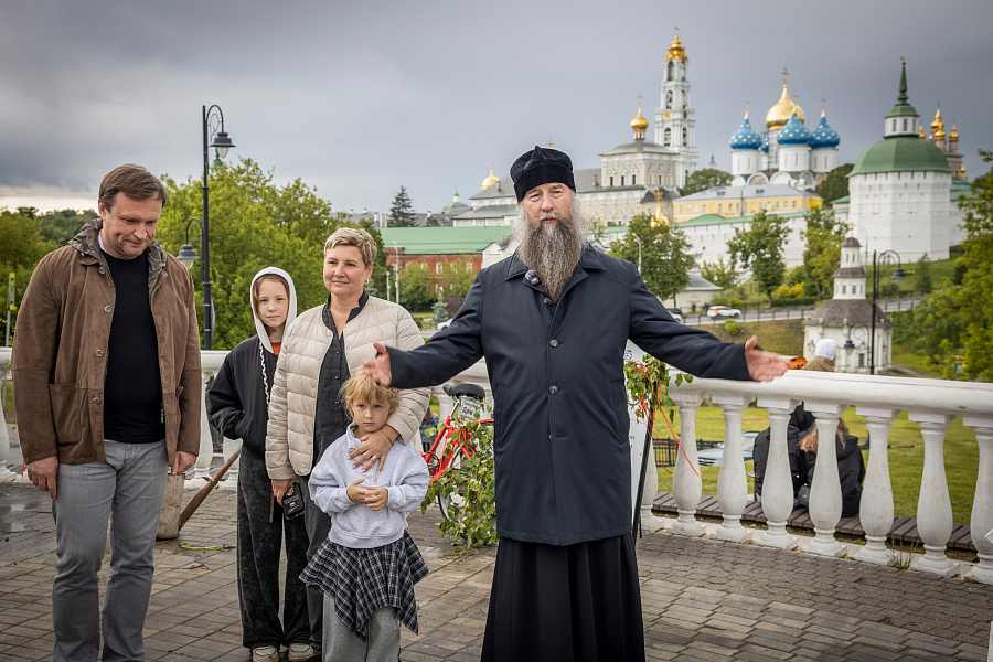 Епископ Сергиево-Посадский и Дмитровский Кирилл поздравил жителей и гостей Сергиева Посада с праздником Святой Троицы